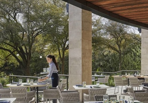 What is the Average Wait Time for a Table at a Lake Side Restaurant in Austin, TX?